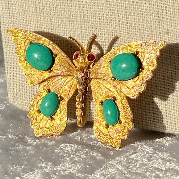 Vintage Butterfly Green Oval Cabochon Gold Tone Brooch - Picture 2 of 15